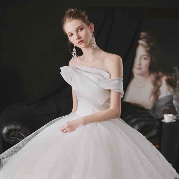 Minimalistisch Weiß Hochzeits Brautkleider / Hochzeitskleider 2021 A Linie Bandeau One-Shoulder Kurze Ärmel Rückenfreies Kathedrale Schleppe Rüschen