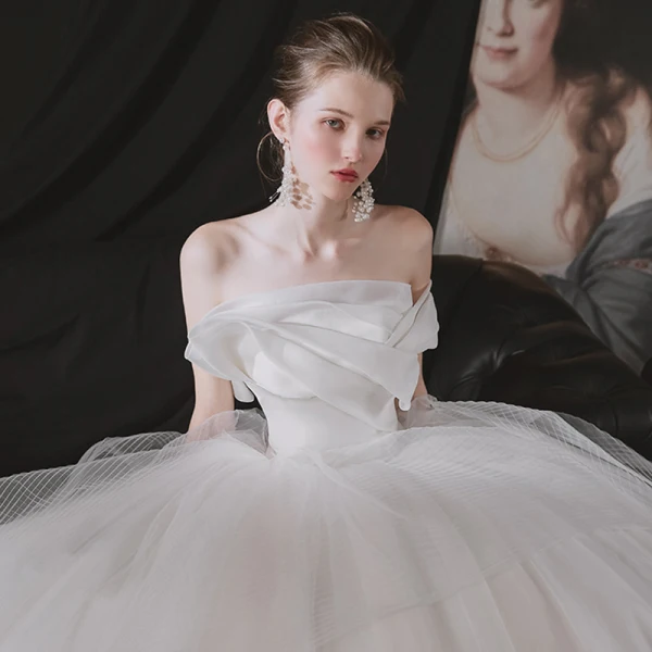 Minimalistisch Weiß Hochzeits Brautkleider / Hochzeitskleider 2021 A Linie Bandeau One-Shoulder Kurze Ärmel Rückenfreies Kathedrale Schleppe Rüschen