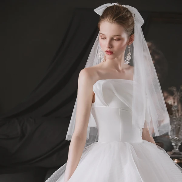 Minimalistisch Weiß Hochzeits Brautkleider / Hochzeitskleider 2021 A Linie Bandeau One-Shoulder Kurze Ärmel Rückenfreies Kathedrale Schleppe Rüschen