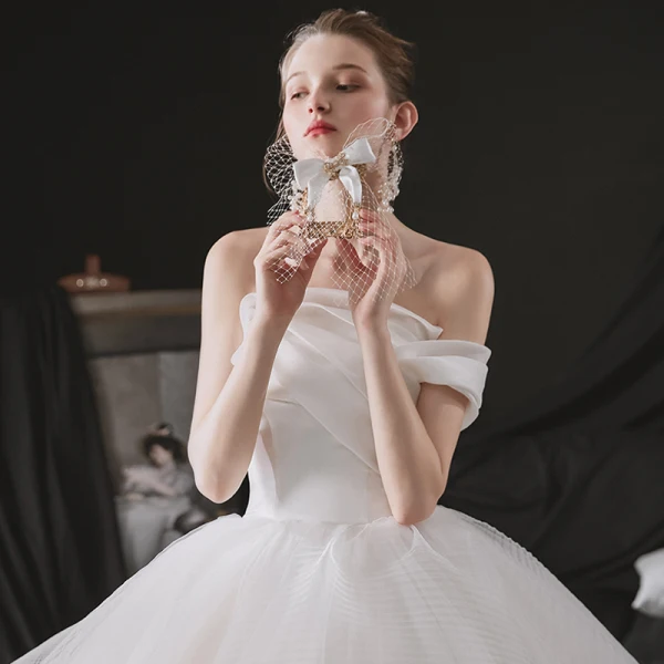 Minimalistisch Weiß Hochzeits Brautkleider / Hochzeitskleider 2021 A Linie Bandeau One-Shoulder Kurze Ärmel Rückenfreies Kathedrale Schleppe Rüschen