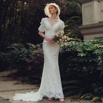 Haut De Gamme Jardin Extérieur Blanche Dentelle Robe De Mariée 2021 Trompette Sirène Col V Profond Gonflée Manches Courtes Dos Nu Train De Balayage Volants