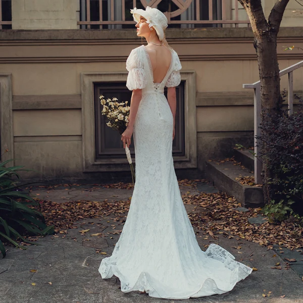 Haut de Gamme Jardin / Extérieur Blanche Dentelle Robe De Mariée 2021 Trompette / Sirène Col v profond Gonflée Manches Courtes Dos Nu Train De Balayage Volants