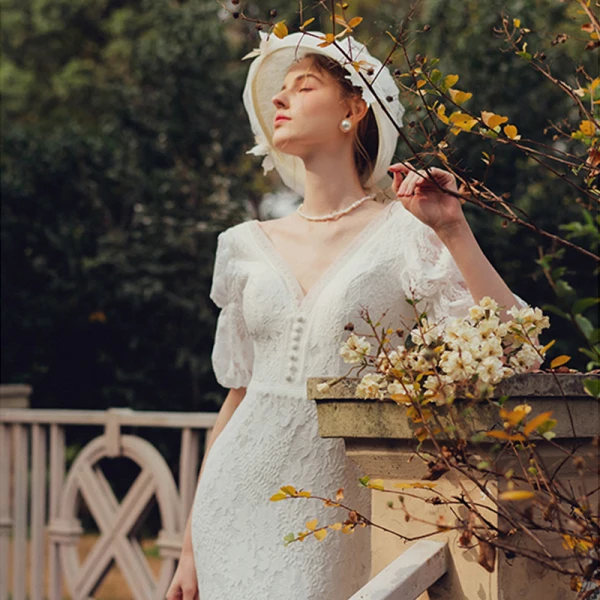 Haut de Gamme Jardin / Extérieur Blanche Dentelle Robe De Mariée 2021 Trompette / Sirène Col v profond Gonflée Manches Courtes Dos Nu Train De Balayage Volants
