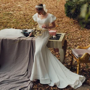 Haut De Gamme Jardin Extérieur Ivoire Dentelle Robe De Mariée 2021 Trompette Sirène Encolure Carrée Gonflée Manches Courtes Dos Nu Perlage Perle Ceinture Train De Balayage Volants