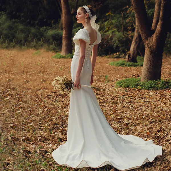 High End Garten / Im Freien Ivory / Creme Spitze Brautkleider / Hochzeitskleider 2021 Meerjungfrau Eckiger Ausschnitt Geschwollenes Kurze Ärmel Rückenfreies Perlenstickerei Perle Stoffgürtel Sweep / Pinsel Zug Rüschen