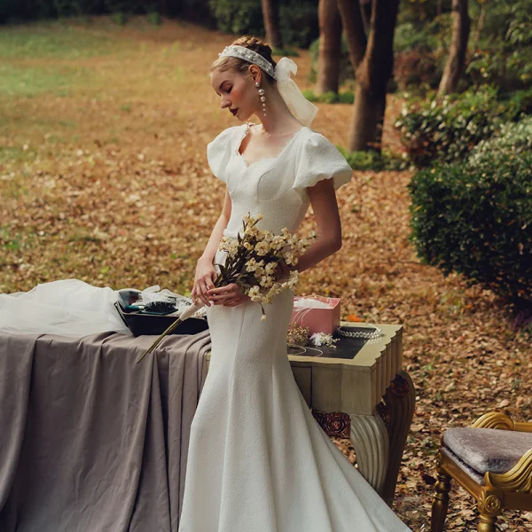 High End Garten / Im Freien Ivory / Creme Spitze Brautkleider / Hochzeitskleider 2021 Meerjungfrau Eckiger Ausschnitt Geschwollenes Kurze Ärmel Rückenfreies Perlenstickerei Perle Stoffgürtel Sweep / Pinsel Zug Rüschen