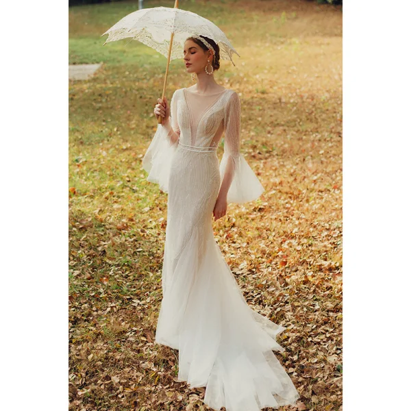 Illusion Garten / Im Freien Weiß Brautkleider / Hochzeitskleider 2021 Meerjungfrau Durchsichtige Tiefer V-Ausschnitt Lange Ärmel Glockenhülsen Rückenfreies Perlenstickerei Sweep / Pinsel Zug Rüschen