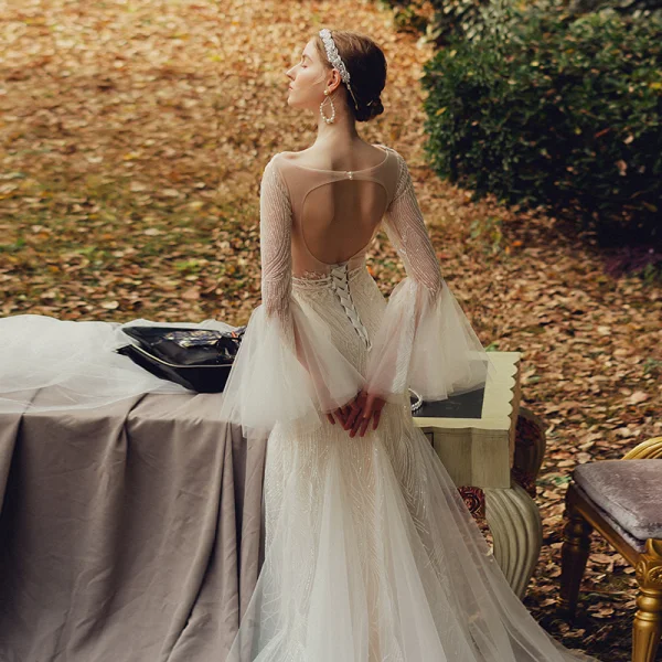 Illusion Garten / Im Freien Weiß Brautkleider / Hochzeitskleider 2021 Meerjungfrau Durchsichtige Tiefer V-Ausschnitt Lange Ärmel Glockenhülsen Rückenfreies Perlenstickerei Sweep / Pinsel Zug Rüschen