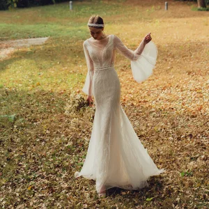 Illusion Jardin Extérieur Blanche Robe De Mariée 2021 Trompette Sirène Transparentes Col V Profond Manches Longues Manches De Cloche Dos Nu Perlage Train De Balayage Volants