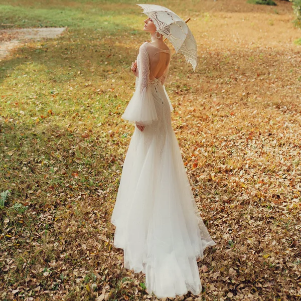 Illusion Garten / Im Freien Weiß Brautkleider / Hochzeitskleider 2021 Meerjungfrau Durchsichtige Tiefer V-Ausschnitt Lange Ärmel Glockenhülsen Rückenfreies Perlenstickerei Sweep / Pinsel Zug Rüschen