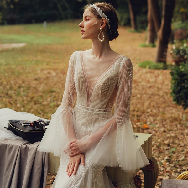 Illusion Garten / Im Freien Weiß Brautkleider / Hochzeitskleider 2021 Meerjungfrau Durchsichtige Tiefer V-Ausschnitt Lange Ärmel Glockenhülsen Rückenfreies Perlenstickerei Sweep / Pinsel Zug Rüschen