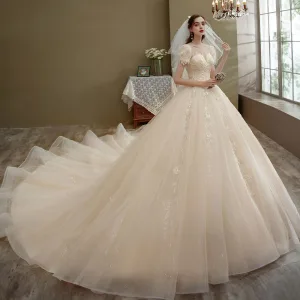 Romantique Champagne La Mariée Robe De Mariée 2021 Robe Boule Transparentes Encolure Dégagée Gonflée Manches Courtes Dos Nu Appliques En Dentelle Perlage Paillettes Glitter Tulle Cathedral Train Volants