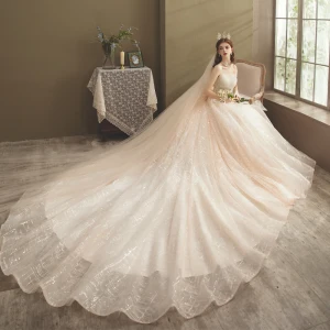 Glitzernden Champagner Hochzeits Brautkleider Hochzeitskleider 2021 Ballkleid Bandeau Ärmellos Rückenfreies Applikationen Spitze Perlenstickerei Pailletten Kathedrale Schleppe Rüschen