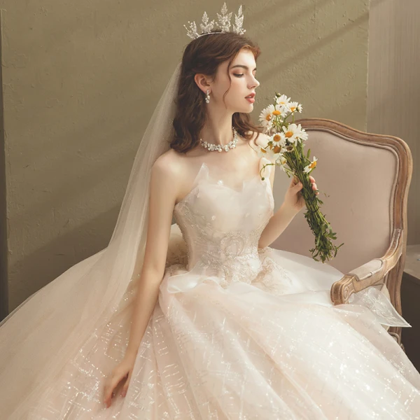 Scintillantes Champagne La Mariée Robe De Mariée 2021 Robe Boule Bustier Sans Manches Dos Nu Appliques En Dentelle Perlage Paillettes Cathedral Train Volants