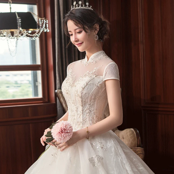 Chinesischer Stil Ivory / Creme Hochzeits Brautkleider / Hochzeitskleider 2021 Ballkleid Durchsichtige Stehkragen Kurze Ärmel Rückenfreies Perlenstickerei Pailletten Lange Rüschen