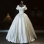 Abordable Ivoire Satin La Mariée Robe De Mariée 2021 Robe Boule Encolure Carrée Manches Courtes Dos Nu Perlage Perle Noeud Longue Volants