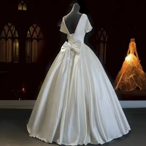 Abordable Ivoire Satin La Mariée Robe De Mariée 2021 Robe Boule Encolure Carrée Manches Courtes Dos Nu Perlage Perle Noeud Longue Volants