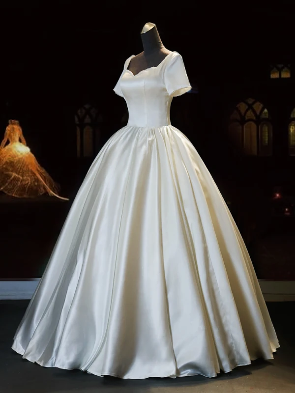 Abordable Ivoire Satin La Mariée Robe De Mariée 2021 Robe Boule Encolure Carrée Manches Courtes Dos Nu Perlage Perle Noeud Longue Volants