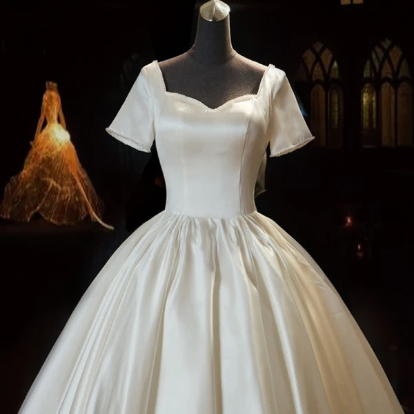 Abordable Ivoire Satin La Mariée Robe De Mariée 2021 Robe Boule Encolure Carrée Manches Courtes Dos Nu Perlage Perle Noeud Longue Volants