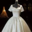 Abordable Ivoire Satin La Mariée Robe De Mariée 2021 Robe Boule Encolure Carrée Manches Courtes Dos Nu Perlage Perle Noeud Longue Volants