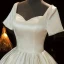 Abordable Ivoire Satin La Mariée Robe De Mariée 2021 Robe Boule Encolure Carrée Manches Courtes Dos Nu Perlage Perle Noeud Longue Volants