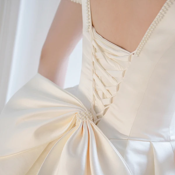 Abordable Ivoire Satin La Mariée Robe De Mariée 2021 Robe Boule Encolure Carrée Manches Courtes Dos Nu Perlage Perle Noeud Longue Volants