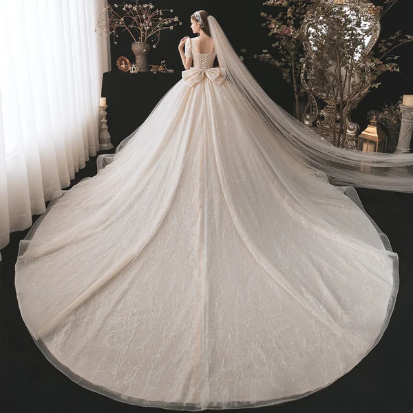 Classique Champagne La Mariée Robe De Mariée 2021 Robe Boule Encolure Carrée Gonflée Manches Courtes Dos Nu Noeud Perlage Paillettes Glitter Tulle Cathedral Train Volants