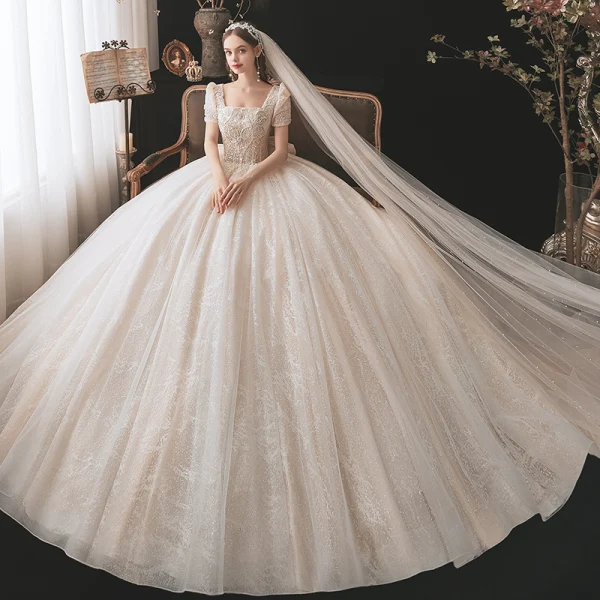 Classique Champagne La Mariée Robe De Mariée 2021 Robe Boule Encolure Carrée Gonflée Manches Courtes Dos Nu Noeud Perlage Paillettes Glitter Tulle Cathedral Train Volants