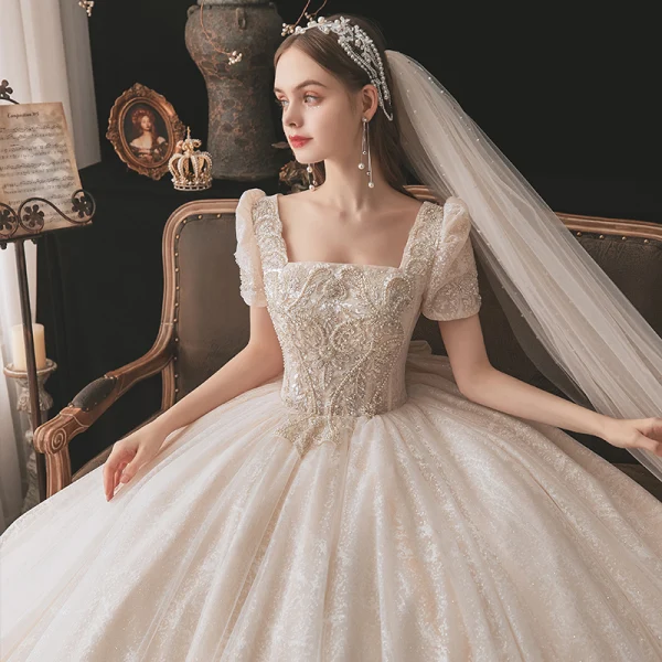 Classique Champagne La Mariée Robe De Mariée 2021 Robe Boule Encolure Carrée Gonflée Manches Courtes Dos Nu Noeud Perlage Paillettes Glitter Tulle Cathedral Train Volants