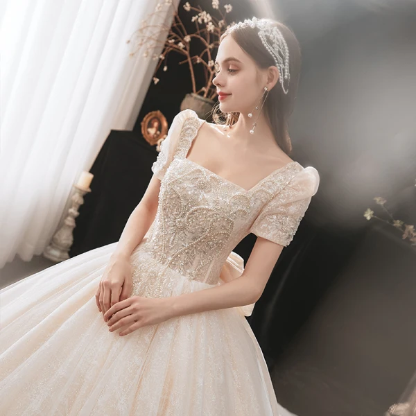 Classique Champagne La Mariée Robe De Mariée 2021 Robe Boule Encolure Carrée Gonflée Manches Courtes Dos Nu Noeud Perlage Paillettes Glitter Tulle Cathedral Train Volants