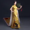 Style Chinois Jaune Cheongsam 2021 Trompette / Sirène Col Haut Manches Courtes Papillon Impression Watteau Train Robe De Ceremonie