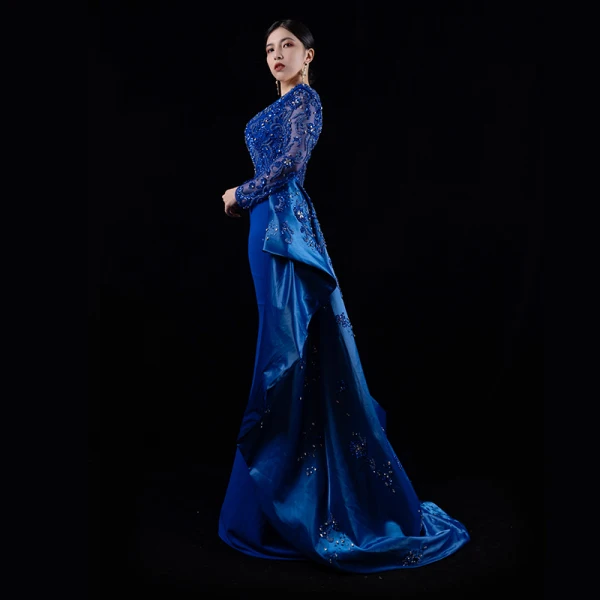 Luxe Bleu Roi Satin Tapis rouge Robe De Soirée 2021 Trompette / Sirène Encolure Carrée Manches Longues Fait main Perlage Train De Balayage Robe De Ceremonie