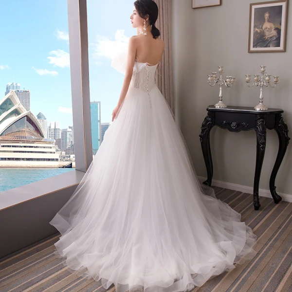Élégant Blanche Robe De Mariée 2018 Princesse Bustier Sans Manches Dos Nu Plumes Perlage Train De Balayage Volants