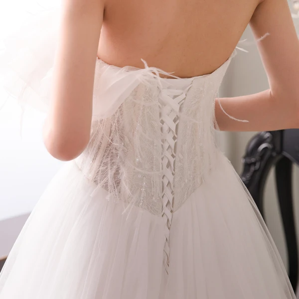 Élégant Blanche Robe De Mariée 2018 Princesse Bustier Sans Manches Dos Nu Plumes Perlage Train De Balayage Volants