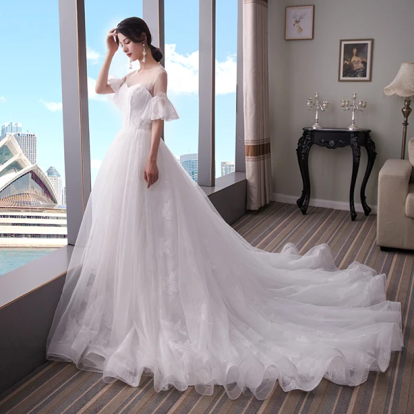 Schlicht Weiß Brautkleider / Hochzeitskleider 2018 A Linie Durchsichtige Rundhalsausschnitt Glockenhülsen Applikationen Spitze Kapelle-Schleppe Rüschen