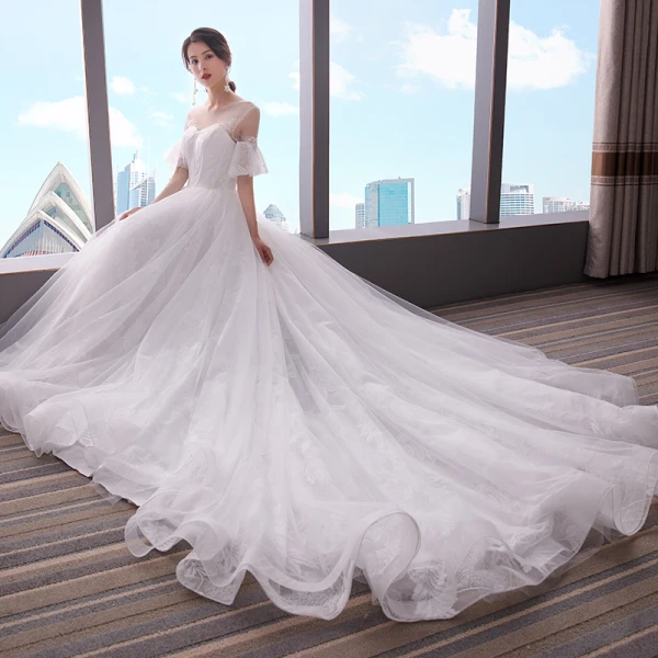 Schlicht Weiß Brautkleider / Hochzeitskleider 2018 A Linie Durchsichtige Rundhalsausschnitt Glockenhülsen Applikationen Spitze Kapelle-Schleppe Rüschen