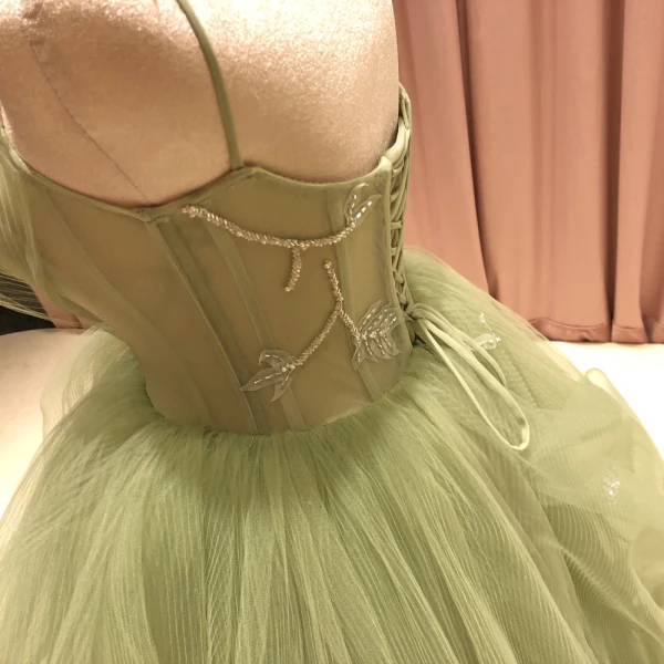 High-end Lime Green Prom Dresses 2021 Ball Gown Spaghetti Straps Sleeveless Appliques Lace Beading Sweep Train Ruffle Backless Formal Dresses