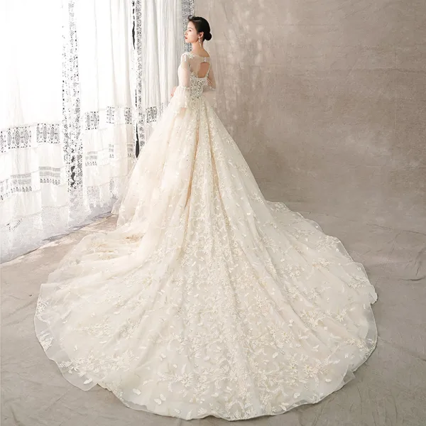 Chic / Belle Champagne Transparentes Robe De Mariée 2018 Robe Boule Encolure Dégagée Manches de cloche Dos Nu Papillon Appliques En Dentelle Fait main Perlage Faux Diamant Cathedral Train Volants