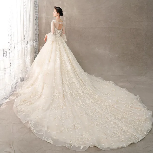 Chic / Belle Champagne Transparentes Robe De Mariée 2018 Robe Boule Encolure Dégagée Manches de cloche Dos Nu Papillon Appliques En Dentelle Fait main Perlage Faux Diamant Cathedral Train Volants