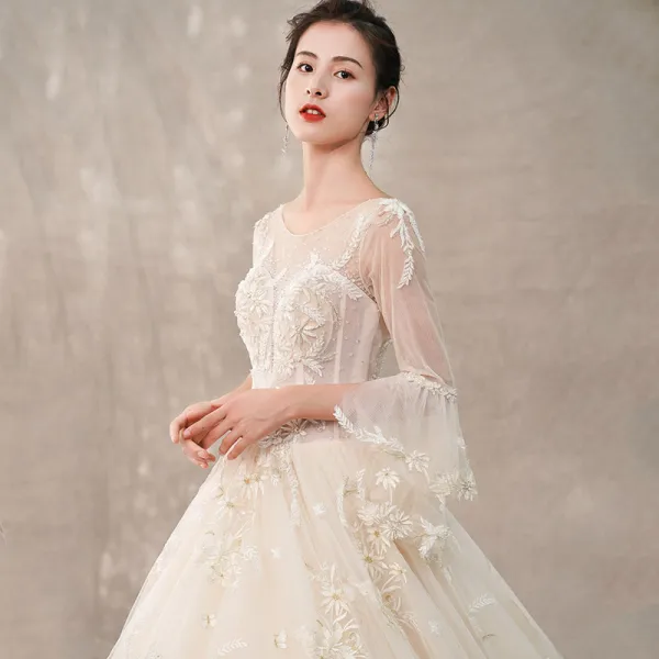 Chic / Belle Champagne Transparentes Robe De Mariée 2018 Robe Boule Encolure Dégagée Manches de cloche Dos Nu Papillon Appliques En Dentelle Fait main Perlage Faux Diamant Cathedral Train Volants