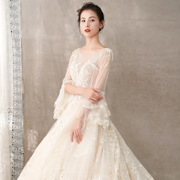 Chic / Belle Champagne Transparentes Robe De Mariée 2018 Robe Boule Encolure Dégagée Manches de cloche Dos Nu Papillon Appliques En Dentelle Fait main Perlage Faux Diamant Cathedral Train Volants