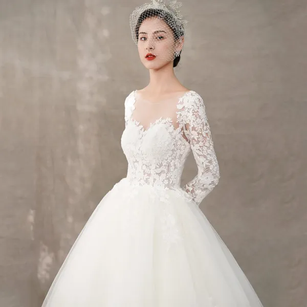Illusion Ivory / Creme Durchsichtige Brautkleider / Hochzeitskleider 2018 A Linie Rundhalsausschnitt Lange Ärmel Rückenfreies Applikationen Spitze Sweep / Pinsel Zug Rüschen