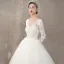 Illusion Ivory / Creme Durchsichtige Brautkleider / Hochzeitskleider 2018 A Linie Rundhalsausschnitt Lange Ärmel Rückenfreies Applikationen Spitze Sweep / Pinsel Zug Rüschen