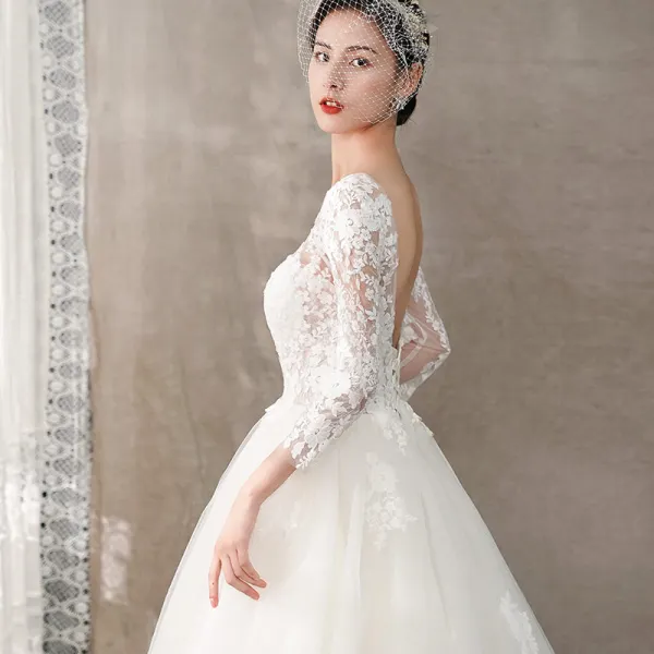 Illusion Ivory / Creme Durchsichtige Brautkleider / Hochzeitskleider 2018 A Linie Rundhalsausschnitt Lange Ärmel Rückenfreies Applikationen Spitze Sweep / Pinsel Zug Rüschen