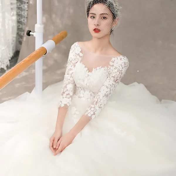 Illusion Ivory / Creme Durchsichtige Brautkleider / Hochzeitskleider 2018 A Linie Rundhalsausschnitt Lange Ärmel Rückenfreies Applikationen Spitze Sweep / Pinsel Zug Rüschen