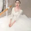 Illusion Ivory / Creme Durchsichtige Brautkleider / Hochzeitskleider 2018 A Linie Rundhalsausschnitt Lange Ärmel Rückenfreies Applikationen Spitze Sweep / Pinsel Zug Rüschen
