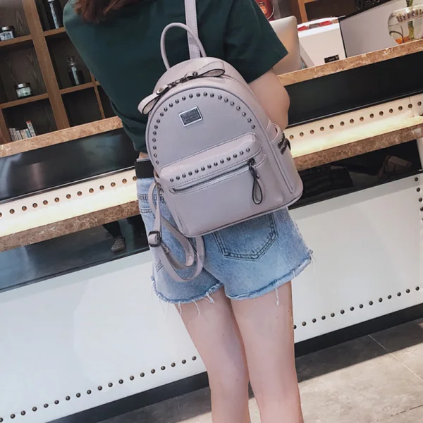Mode Noire Sacs à dos 2021 PU Rivet Sacs Pour Femmes