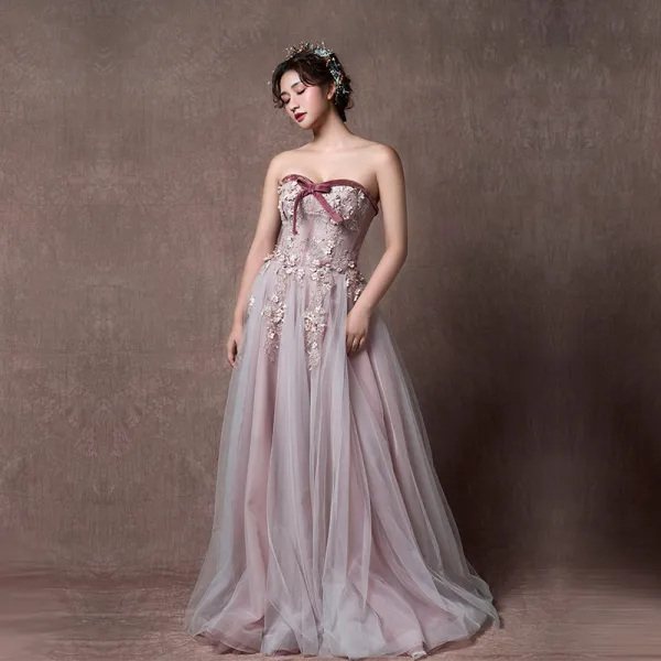 Elegant Lavendel Ballkjoler 2019 Prinsesse Kjæreste Uten Ermer Appliques Blonder Lange Buste Ryggløse Formelle Kjoler