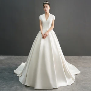Fantastiske Unike Elfenben Brudekjoler 2019 Prinsesse V Hals Korte Ermer Chapel Train Buste