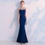Élégant Bleu Marine Robe De Soirée 2019 Trompette / Sirène Encolure Dégagée Sans Manches Fait main Perlage Longue Volants Dos Nu Robe De Ceremonie